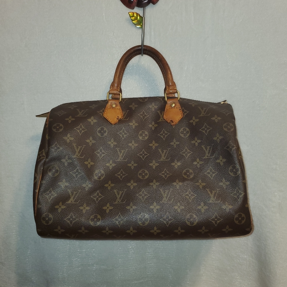 Vintage Louis Vuitton monogram 35 Speedy (13.8” (L) x 9.1” (H) x 7.1” (D)